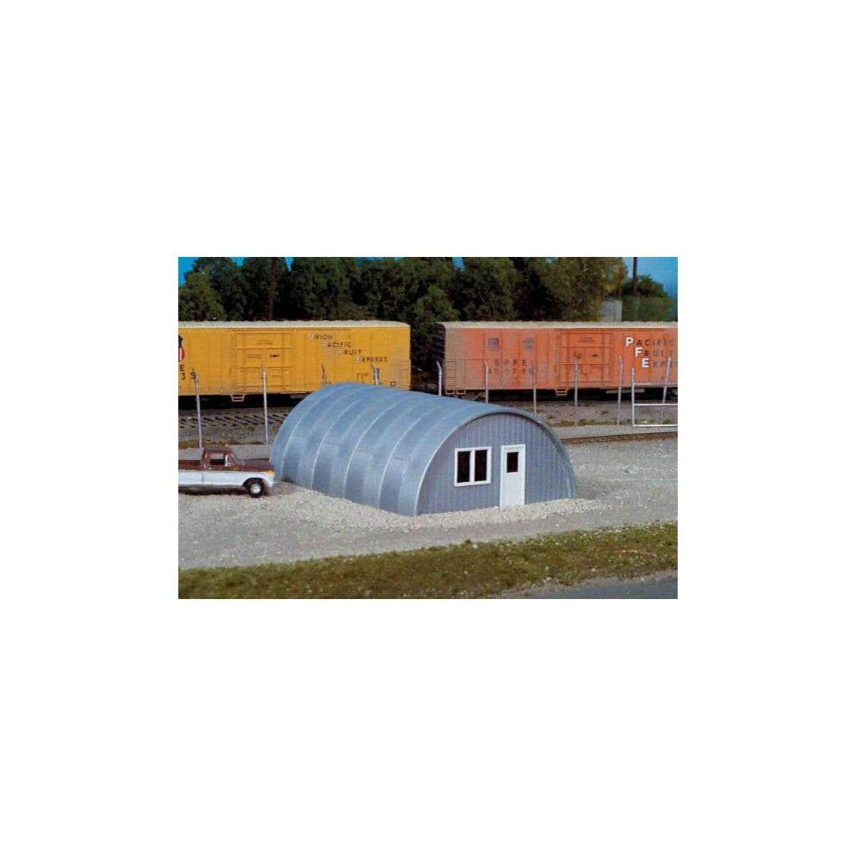 Quonset Hut -- Kit - Scale 24 x 26 x 12′ 7.3 x 7.9 x 3.7m, HO, Rix Products 410