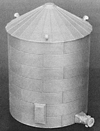 Grain Bin w/30-Degree Peaked Top -- Scale Height: 33′ 10.1m, HO, Rix Products 304