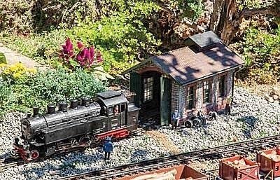 Branchline Locomotive Shed -- Kit - 17-1/2 x 11-3/8 x 11-5/8′ 44.5 x 29 x 29.5cm, G, Pola 330890