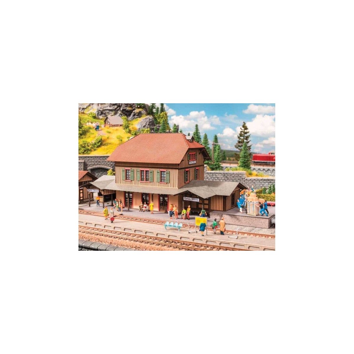 Honau Station and Loading Ramp -- Laser-Cut Kit - 11 x 6-5/16 x 5-7/8′ 28 x 16 x 15cm, HO, Noch Gmbh & Co 66007