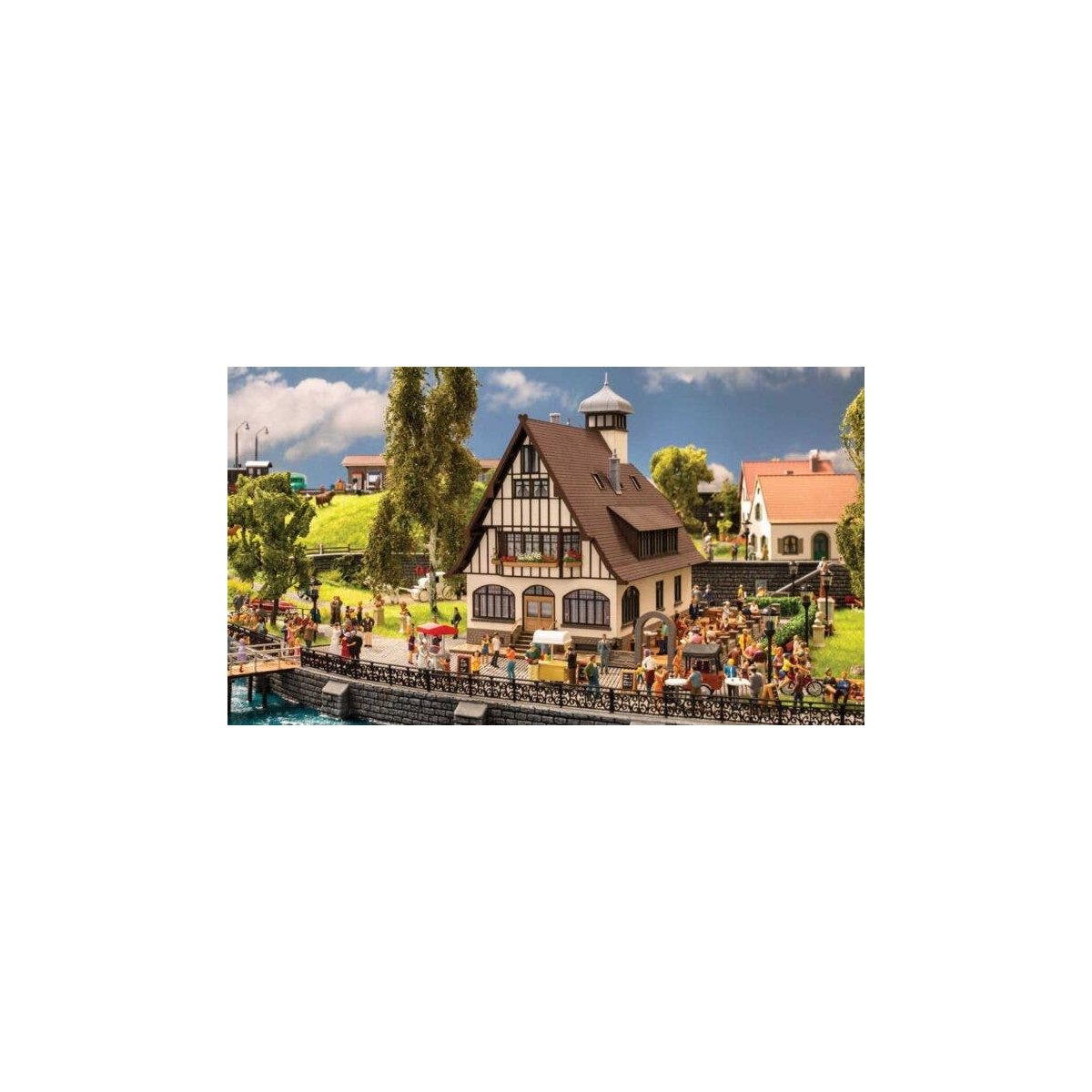 Half-Timber Tavern with Beer Garden -- Laser-Cut Kit - 7-7/16 x 6-3/4 x 7-1/4′ 18.9 x 17.2 x 18., HO, Noch Gmbh & Co 66401