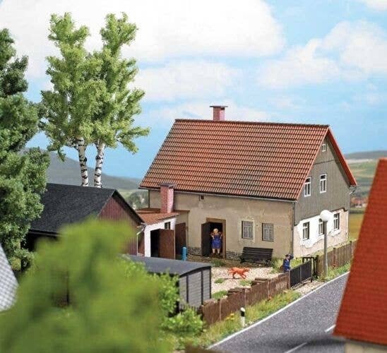Weathered House with Addition -- Laser-Cut Kit - 8-7/8 x 5 x 4′ 22.5 x 12.8 x 10.1cm, HO, Busch Gmbh & Co Kg 1909