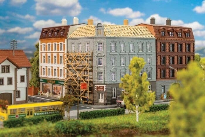 Stadteckhaus Townhouse Under Renovation -- Kit - 5-3/16 x 4-1/8 x 5-3/16′ 13.2 x 10.5 x 13.1cm, N, Faller Gmbh 232166