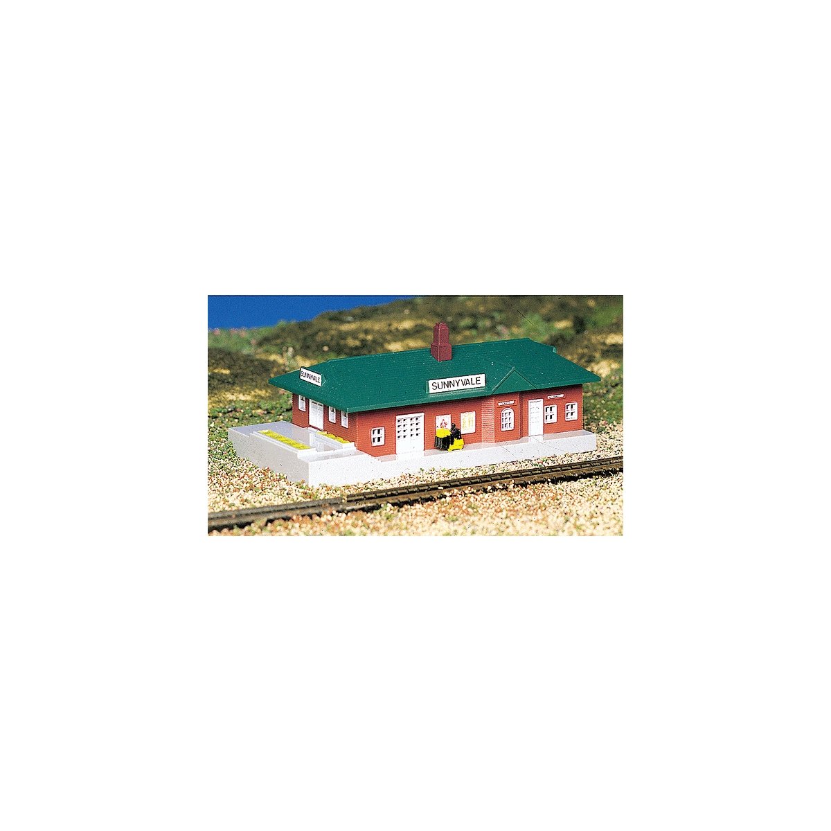 Passenger Station with Figure - Assembled -- 2-7/8 x 5-1/8′ 7.3 x 13cm, N, Bachmann Industries 45908