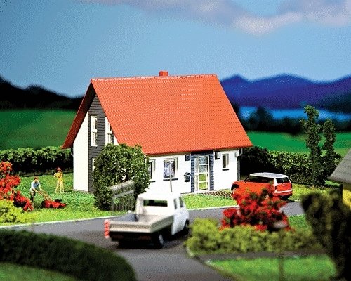 Single-Family House (gray, white) - Kit -- 2-5/8 x 2-5/8 x 1-7/8′ 6.7 x 6.6 x 4.7cm, N, Faller Gmbh 232321