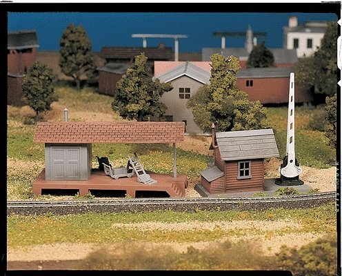 Plasticville U.S.A.(R) Classic Kits -- Loading Platform & Crossing Shanty, O, Bachmann Industries 45977