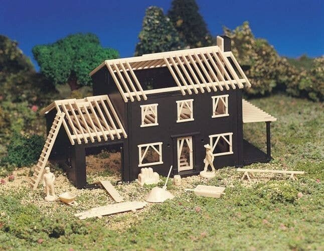 Plasticville Classic Kit - House Under Construction -- 2-7/8 x 5-1/4′ 7.3 x 13cm, HO, Bachmann Industries 45191