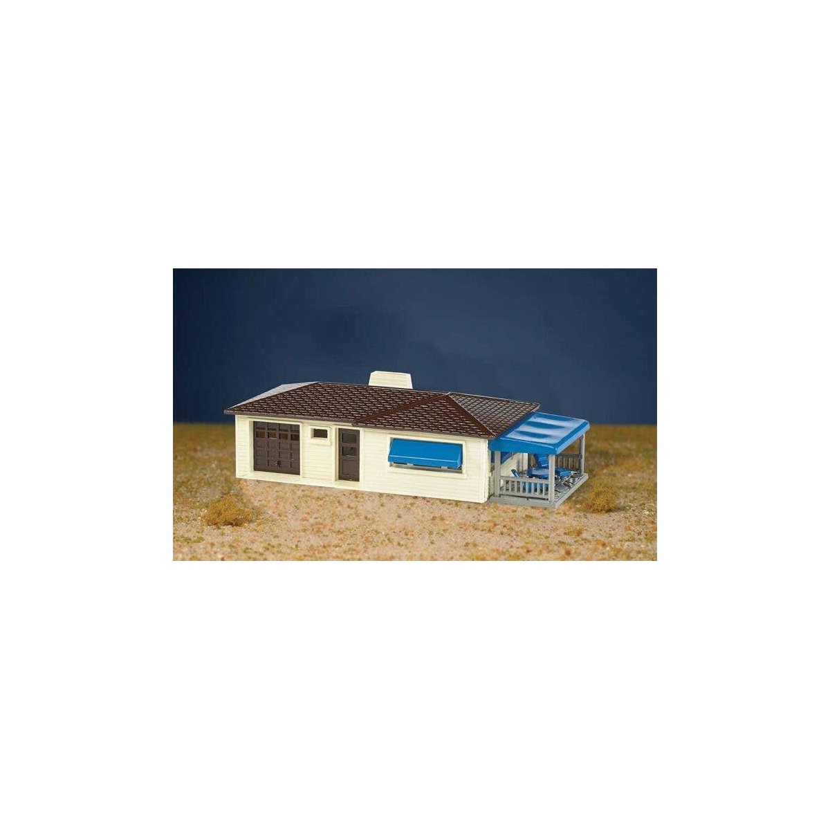 Ranch House -- Kit - 5-1/2 x 1-1/2 x 2-1/2′ 14 x 3.8 x 6.4cm, HO, Bachmann Industries 45156