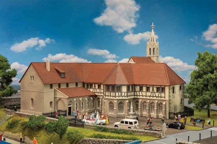 Old Abbey with Cloister -- Kit - 15-15/16 x 13-11/16 x 10-1/4′ 40.5 x 34.8 x 26cm, HO, Faller Gmbh 130827