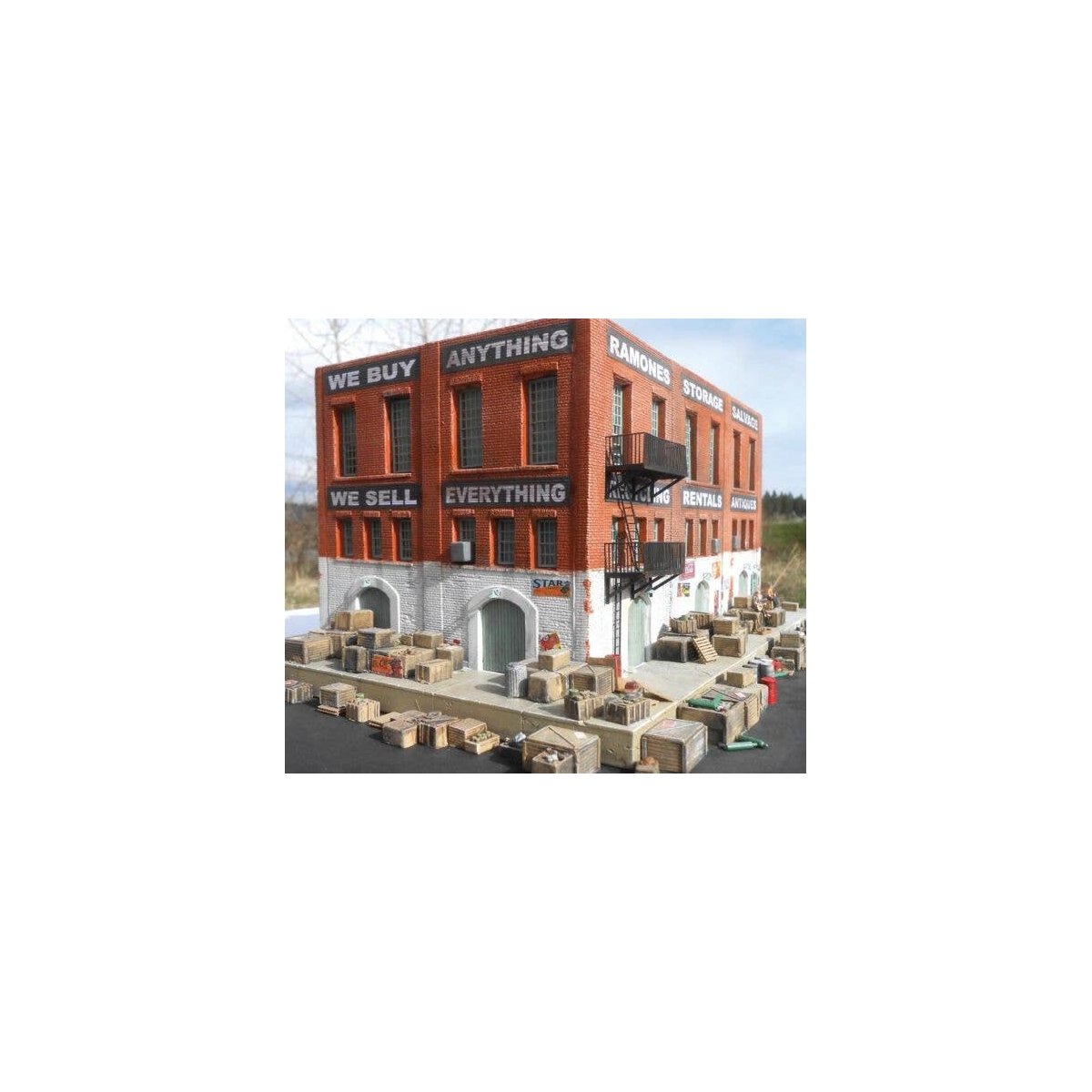 Ramones Storage and Salvage -- Cast Hydrocal Kit - 13 x 10 x 7′ 33 x 25.4 x 17.8cm, HO, Downtown Deco 1073