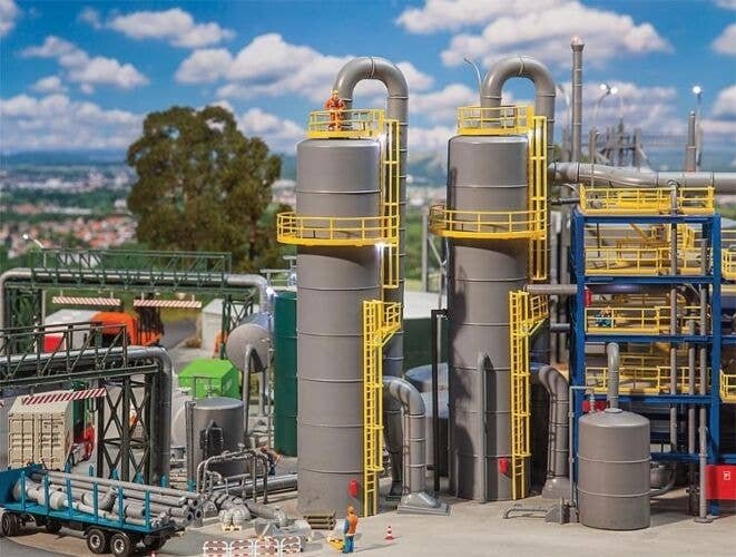 Vertical Storage Tank/Column w/Piping -- Kit - 3-9/16 x 2-13/16 x 8-3/4′ 9 x 7.2 x 22.3cm, HO, Faller Gmbh 130177