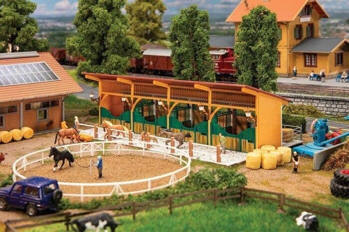 Horse Stable -- Kit - Includes 4 Horses - 9-3/16 x 4-5/8 x 2-3/4′ 23.3 x 11.8 x 7cm, HO, Faller Gmbh 130597