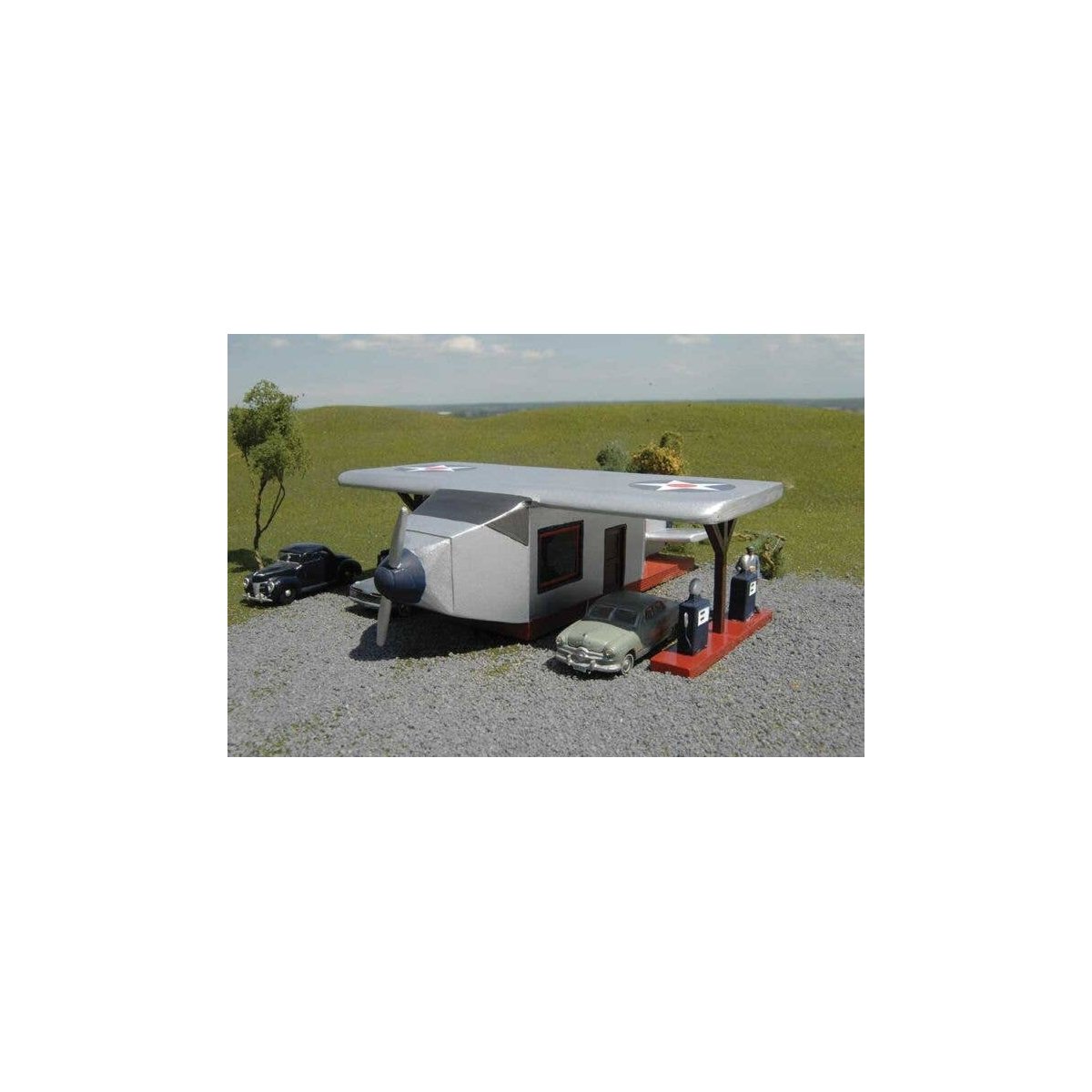 Airplane Gas Station -- Assembled - 6-1/8 x 6-3/4 x 2′ 15.6 x 17.2 x 5.1cm, HO, Bachmann Industries 35201