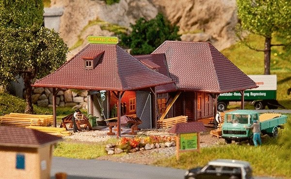 Woodworker`s Shop -- Weathered Kit - 6-7/8 x 4-3/4 x 2-3/4` 17.5 x 12 x 7cm, HO, Faller Gmbh 130191