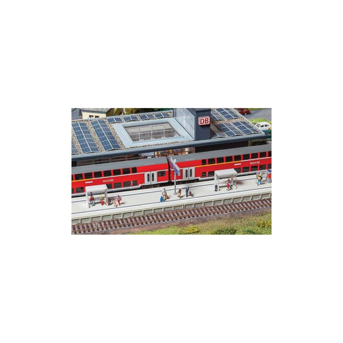 Modern Station Platform w/Details -- Kit - 19-5/16 x 2-3/4 x 4-3/4′ 49 x 7 x 12cm, HO, Faller Gmbh 120202