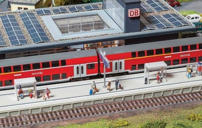 Modern Station Platform w/Details -- Kit - 19-5/16 x 2-3/4 x 4-3/4′ 49 x 7 x 12cm, HO, Faller Gmbh 120202