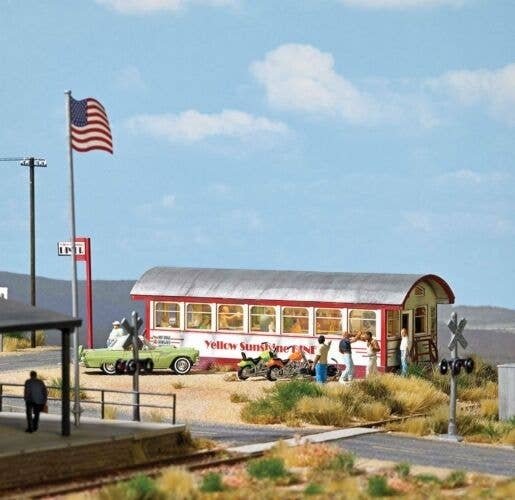 Yellow Sunshine Diner -- Laser-Cut Card Kit - 5-1/4 x 1-3/4 x 1-5/8′ 13.3 x 4.5 x 4.2cm, HO, Busch Gmbh & Co Kg 9726