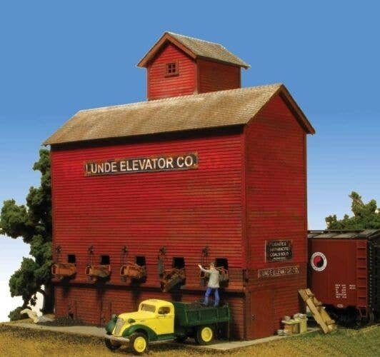 Lunde Coal Elevator -- Kit - 5-1/2 x 4 x 6-1/2′ 14 x 10.2 x 16.5cm, HO, Monroe Models 2215