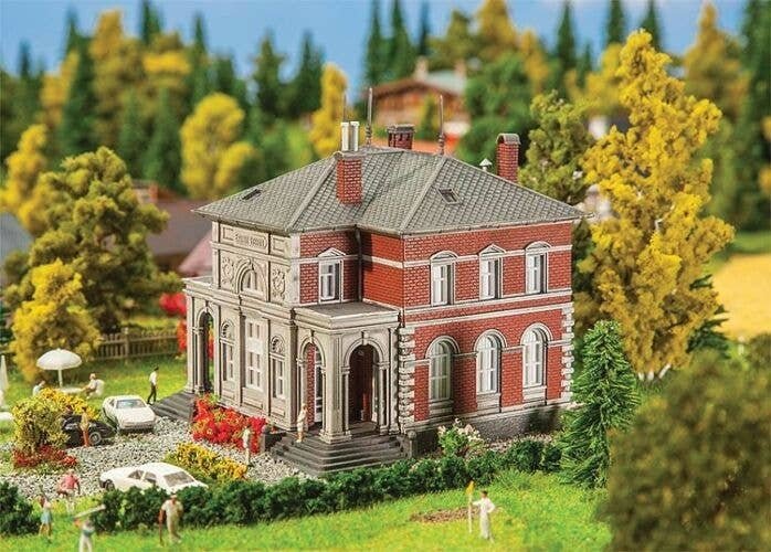 Head Office/Headquarters Building -- Weathered Kit - 3-15/16 x 3-3/4 x 3-3/4′ 10 x 9.6 x 9.6cm, N, Faller Gmbh 232213