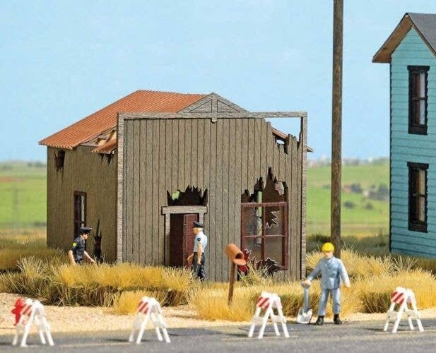 Dilapidated North American House -- Laser-Cut Kit - 2-3/8 x 2-3/8 x 2-3/8′ 6 x 6 x 6cm, HO, Busch Gmbh & Co Kg 9718