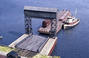 Car Float Apron -- Kit - 8-1/2 x 8-1/2 x 8-5/8′ 21.2 x 21.2 x 21.6cm (Height Above Water), HO, Walthers Cornerstone 3068