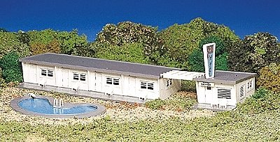 Motel W/Swimming Pool - Plasticville U.S.A.(R) -- Kit - 4-1/8 x 12-3/4′ 10.5 x 32.4cm, HO, Bachmann Industries 45214