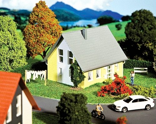 Single-Family House (yellow, white) - Kit -- 4 x 4-5/8 x 3-3/8′ 10.1 x 11.7 x 8.4cm, HO, Faller Gmbh 130317