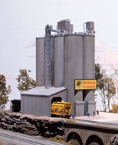 Medusa Cement Company -- Kit - 5-3/8 x 4-1/2 x 8-1/4′ 13.6 x 11.4 x 21.0cm, N, Walthers Cornerstone 3218