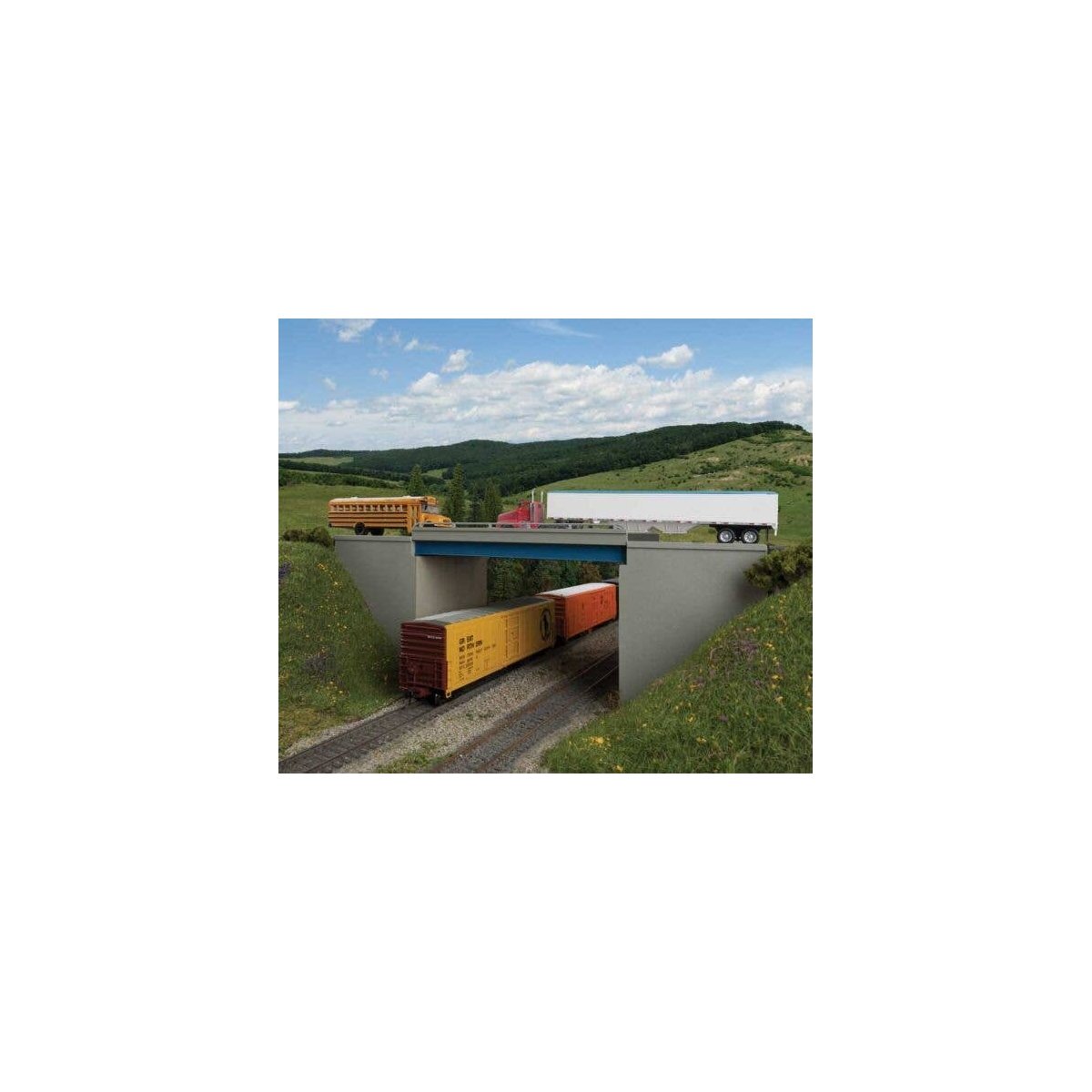 Modern Steel and Concrete Highway Overpass with Pipe Railings -- Kit - 12-15/16 x 4-3/4′ 32, HO, Walthers Cornerstone 4565