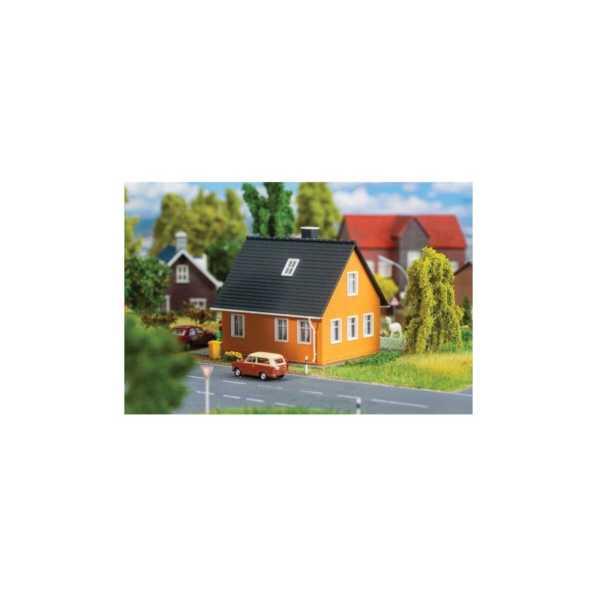 Settlement Tract House -- Kit - 4-15/16 x 3-7/8 x 3-5/8′ 12.5 x 9.8 x 9.2cm, HO, Faller Gmbh 131300