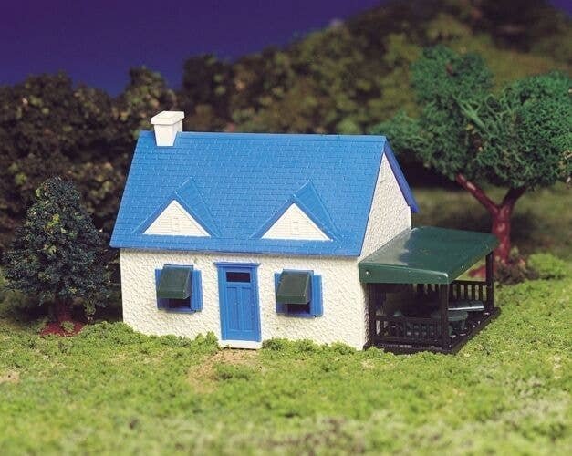 Plasticville Classic Kit - Cape Cod House -- 1-7/8 x 3′ 4.8 x 7.5cm, HO, Bachmann Industries 45131