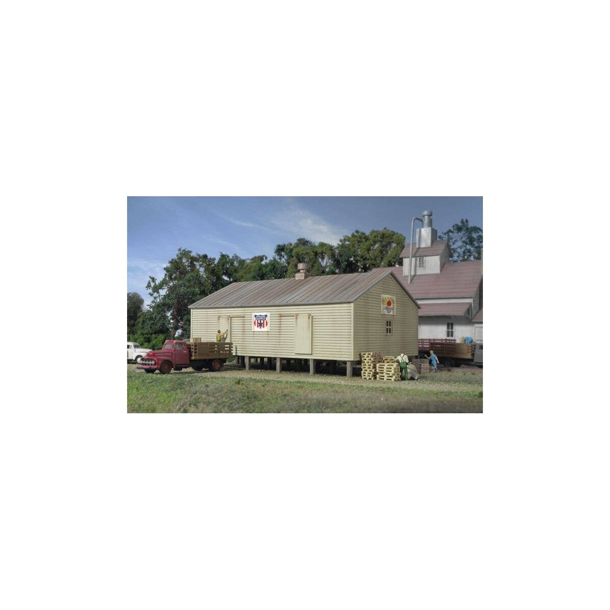 Co-Operative Storage Shed on Pilings -- Kit - 4-1/4 x 2-3/4 x 2-1/4′ 10.6 x 6.8 x 5.6cm, N, Walthers Cornerstone 3230