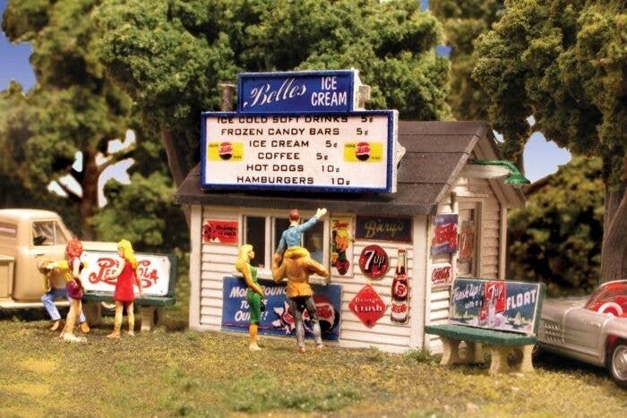 Belles Ice Cream -- Kit - 2 x 1-1/4 x 1-5/8′ 5.1 x 3.2 x 4.3cm, HO, Monroe Models 2209