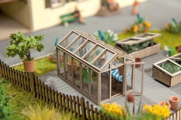 Greenhouse -- Kit - 1-5/8 x 15/16 x 1′ 4.2 x 2.4 x 2.6cm, HO, Noch Gmbh & Co 14357