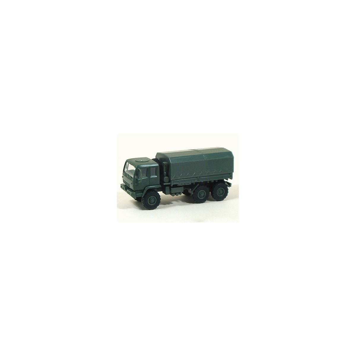 Military - US/NATO - Medium Tactical Vehicles (Assembled Plastic) -- M1083 5-Ton Dual Rear-Axle Flatbed Truck with Cover, HO, Tr
