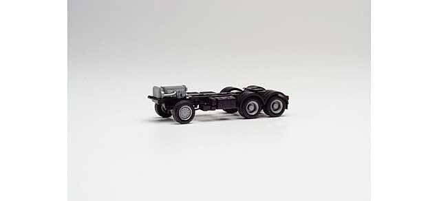 Iveco 3-Axle Trakker Chassis -- pkg(2), HO, Herpa Models 85120