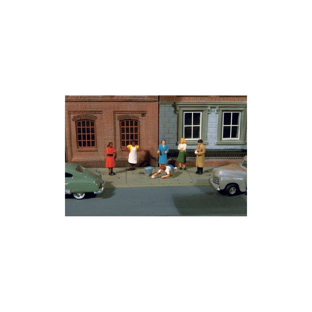 Sidewalk People - SceneScapes(TM) -- pkg(6), HO, Bachmann Industries 33117