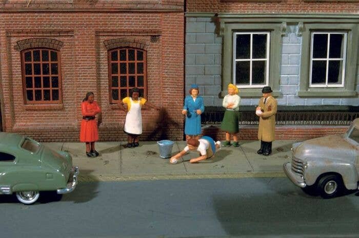 Sidewalk People - SceneScapes(TM) -- pkg(6), HO, Bachmann Industries 33117