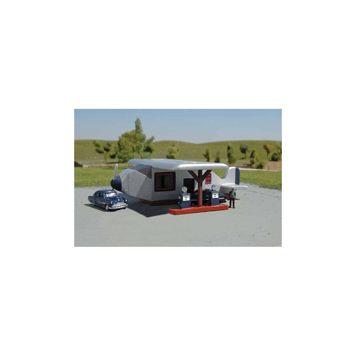 Airplane Gas Station - Roadside U.S.A. -- Assembled - 3-1/4 x 3-3/4 x 1′ 8.3 x 9.5 x 2.5cm, N, Bachmann Industries 35251