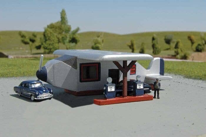 Airplane Gas Station - Roadside U.S.A. -- Assembled - 3-1/4 x 3-3/4 x 1′ 8.3 x 9.5 x 2.5cm, N, Bachmann Industries 35251