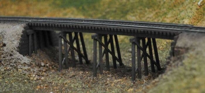 Common Pile Trestle Kit -- 5-5/8` Long x 1-1/4` Tall 14 x 3.1cm - Build Straight or Curved, N, Blair Line 67