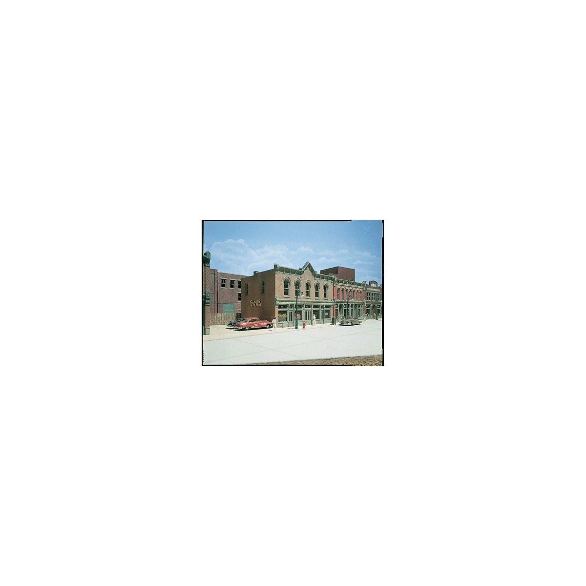 Goodfellows Hall - Woodland Scenics DPM Landmark Structures(R) -- Kit - 6-1/4 x 4-3/4′ 16 x 12cm, HO, Design Preservation Mod