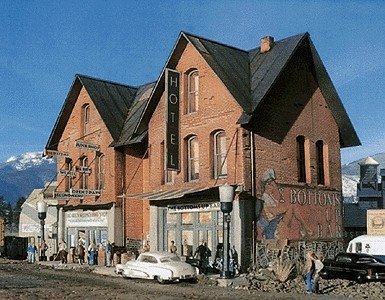 Addams Ave. Part Four -- Kit - 14 x 6′ 35 x 15.2cm, HO, Downtown Deco 1025