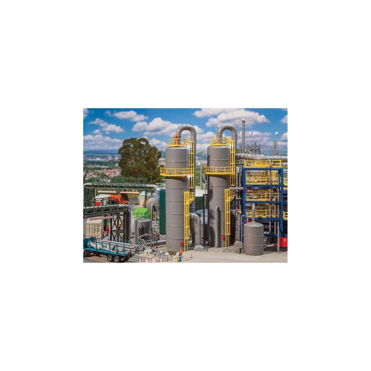 Vertical Storage Tank/Column w/Piping -- Kit - 3-9/16 x 2-13/16 x 8-3/4′ 9 x 7.2 x 22.3cm, HO, Faller Gmbh 130177