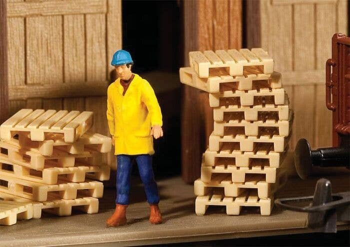 Wood Pallets -- Kit pkg(12), HO, Walthers SceneMaster 4129