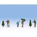 Christmas Tree Lot Figures -- 5 People, 3 Trees, HO, Noch Gmbh & Co 15927
