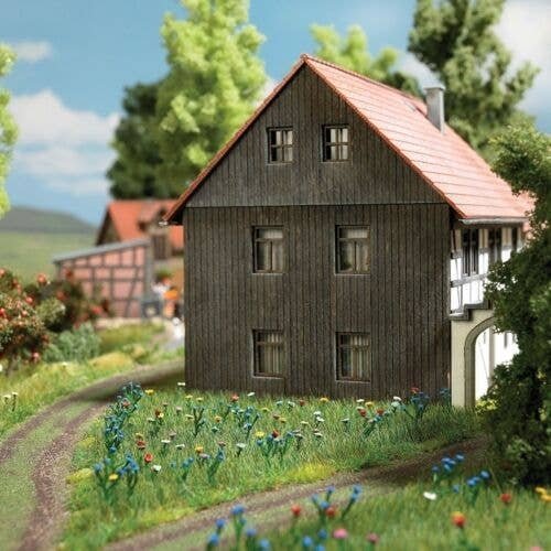 Summer Meadow -- 7-1/2 x 7-1/2′ 19 x 19cm Wild Grass Mat & 150 Assorted Flower Kits, HO, Busch Gmbh & Co Kg 1271