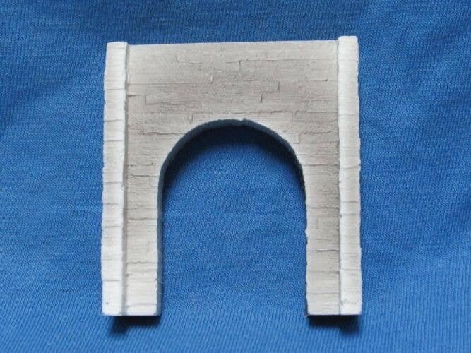 Single Track Tunnel Portal -- Concrete - 2-3/4 x 2-1/2′ 6.9 x 6.2cm, N, Pre-Size Model Specialities 213