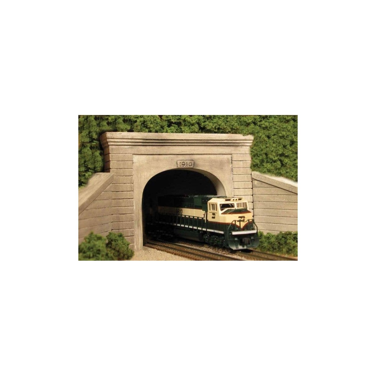 Double-Track Tunnel Portal -- Grooved Concrete Face, N, Monroe Models 215