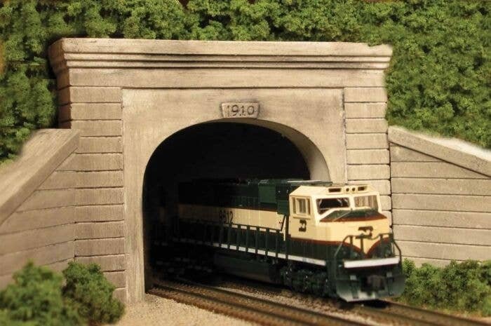 Double-Track Tunnel Portal -- Grooved Concrete Face, N, Monroe Models 215